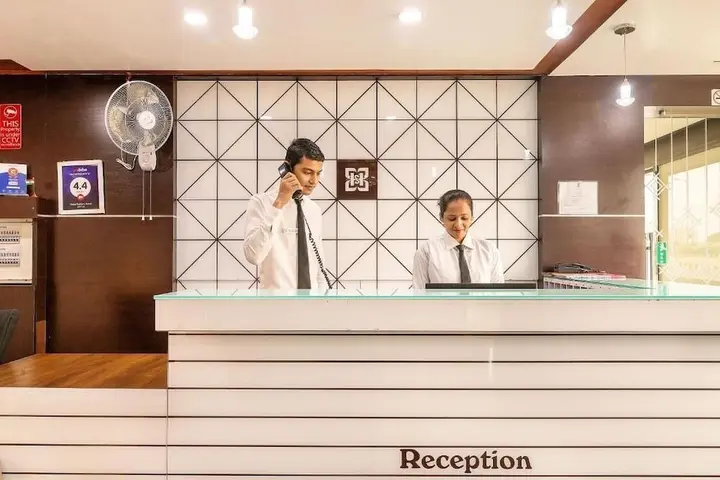 Сурат: Hotel Satkar
