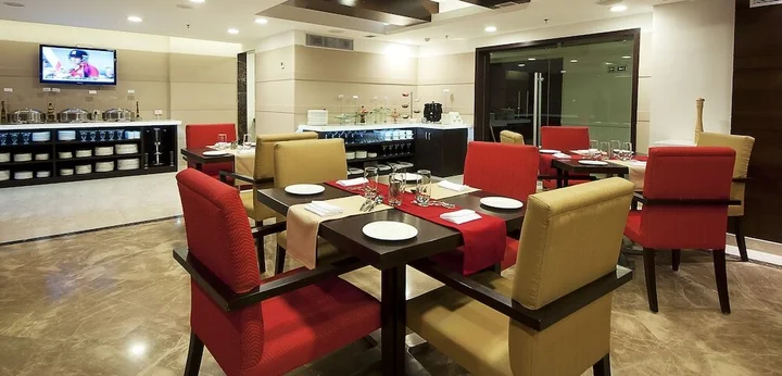 Зиракпур: The Golden Plaza Hotel & Spa