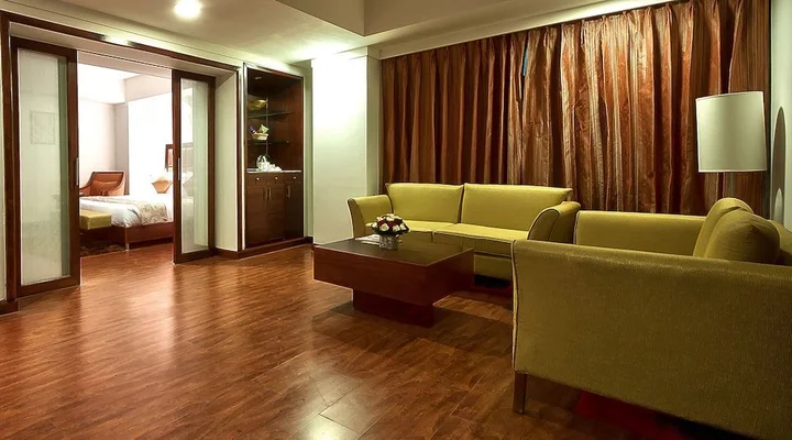 Зиракпур: The Golden Plaza Hotel & Spa