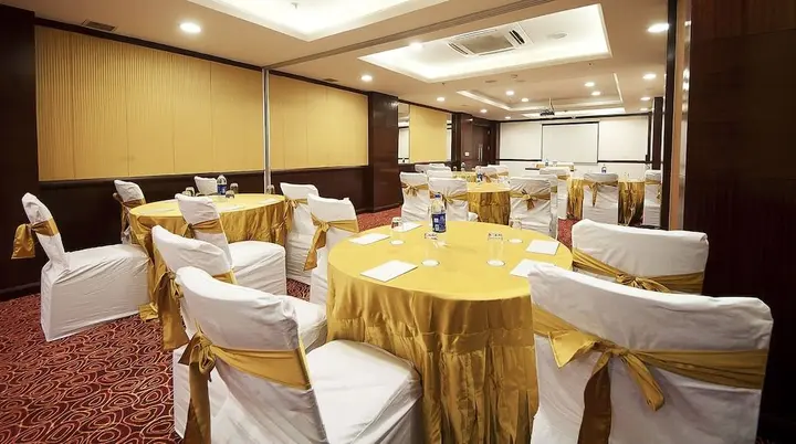 Зиракпур: The Golden Plaza Hotel & Spa