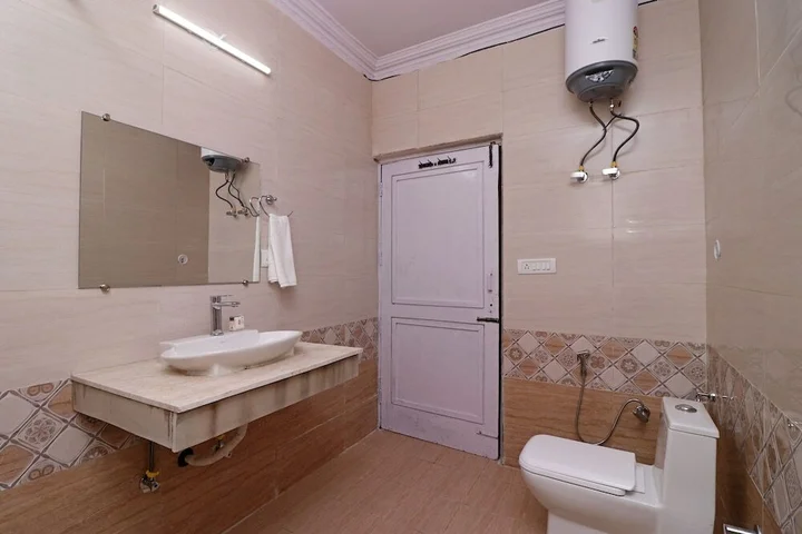 Нойда: Royal Palace by OYO Rooms