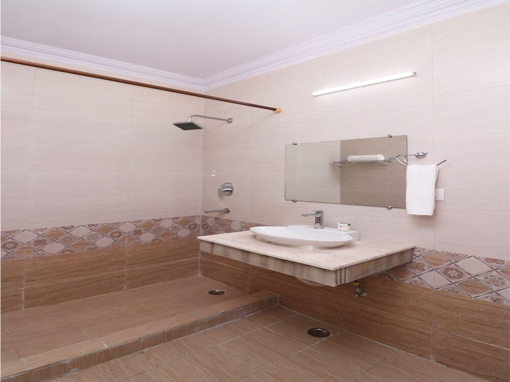 Нойда: Royal Palace by OYO Rooms