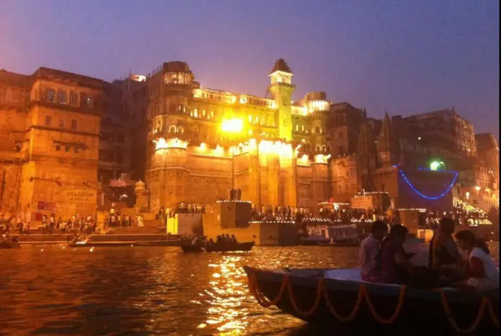 Варанаси: Temple On Ganges