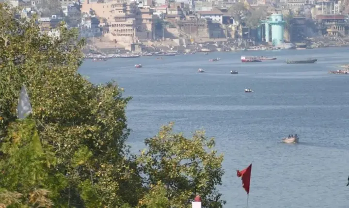 Варанаси: Temple On Ganges