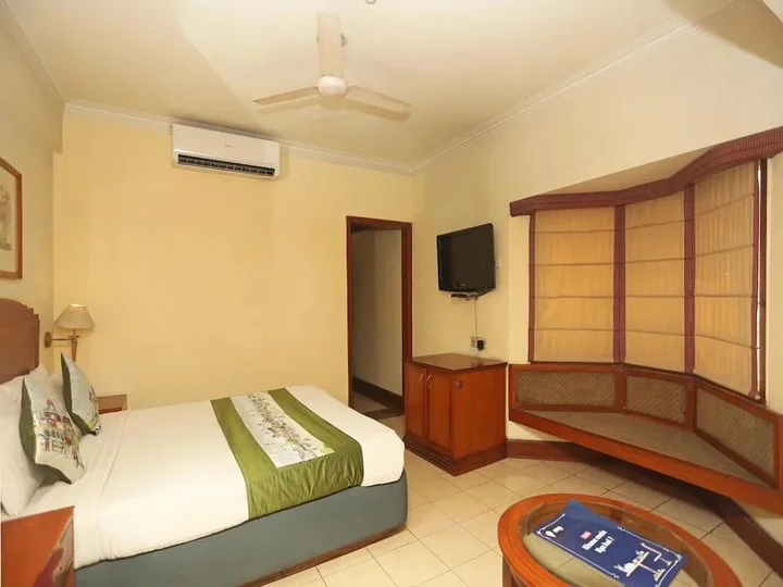 Нойда: Nirula's Hotel