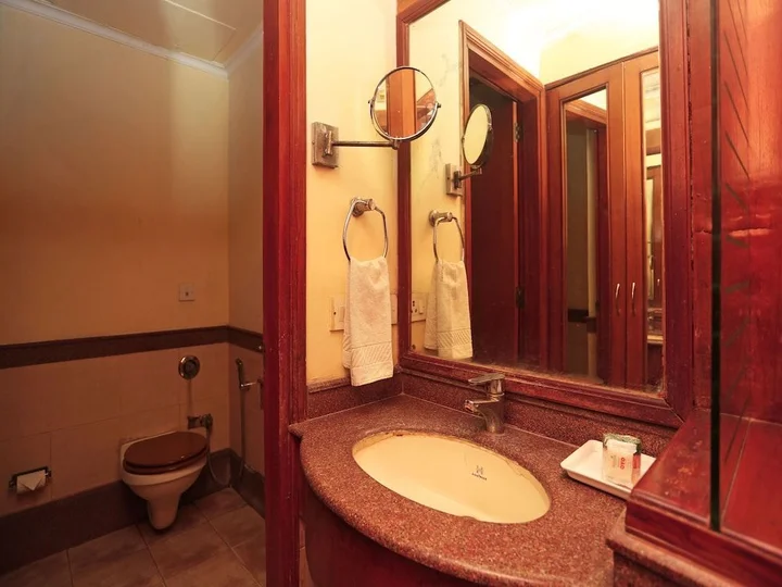 Нойда: Nirula's Hotel