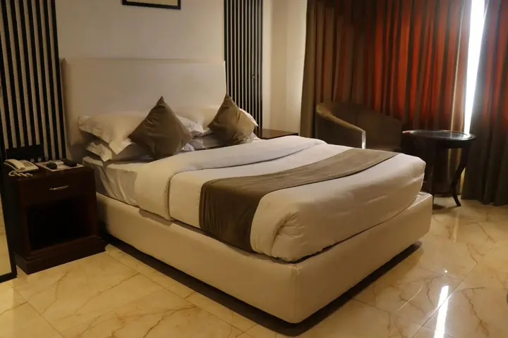 Нойда: Nirula's Hotel