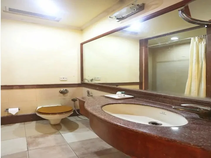 Нойда: Nirula's Hotel