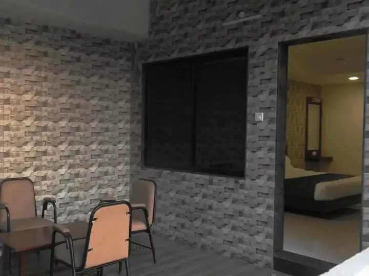 Лонавала: OYO 7647 Hotel Lions Den