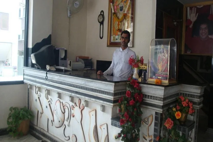 Индаур: Treebo Omni Palace