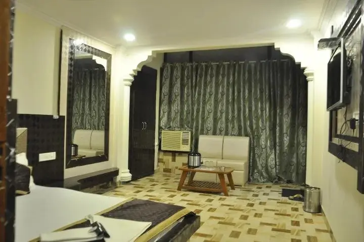 Пачмарай: Hotel Sanskar