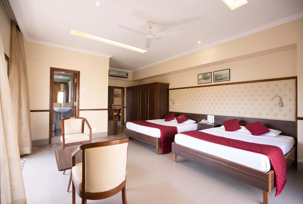 Мумбаи: West End Hotel