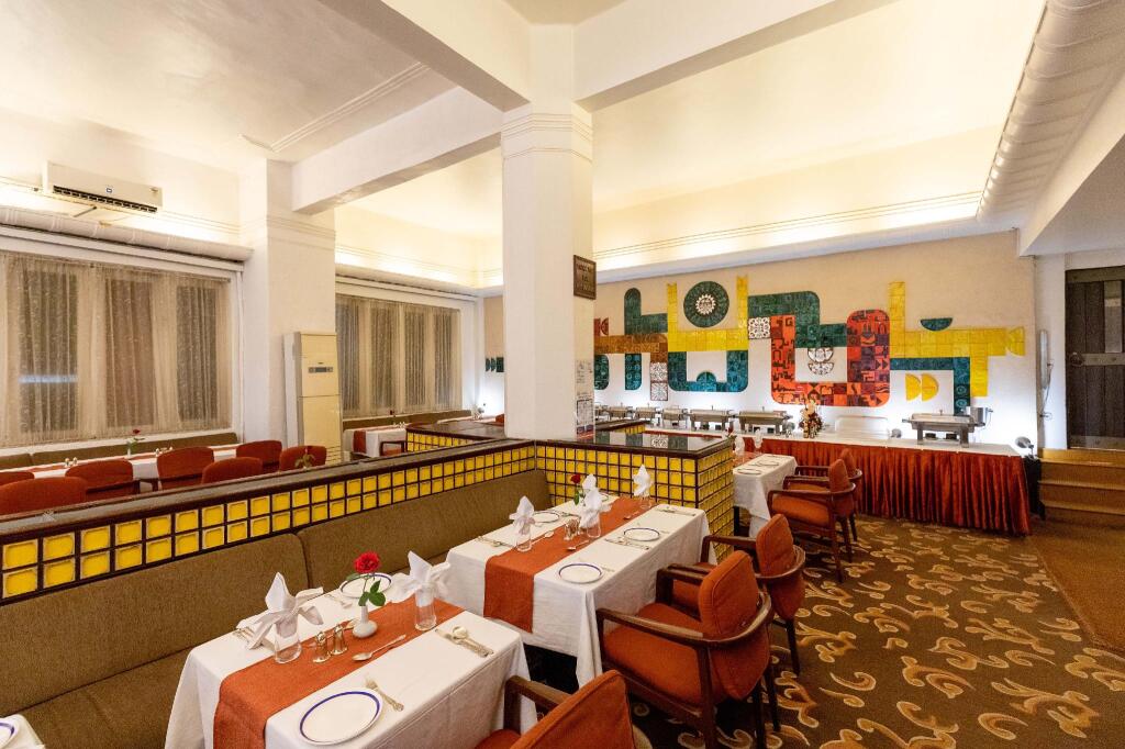 Мумбаи: West End Hotel