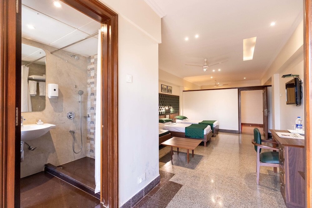 Мумбаи: West End Hotel