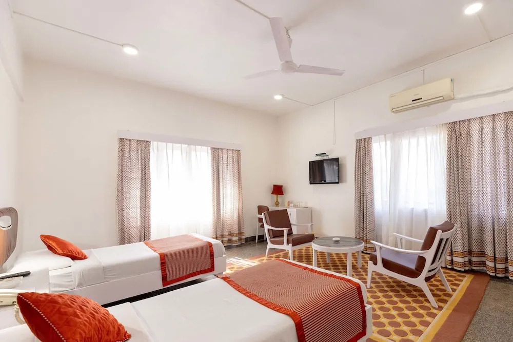 Мумбаи: West End Hotel