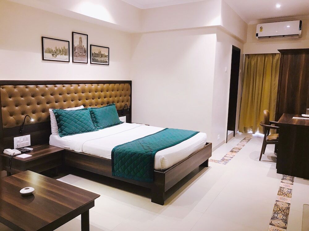 Мумбаи: West End Hotel