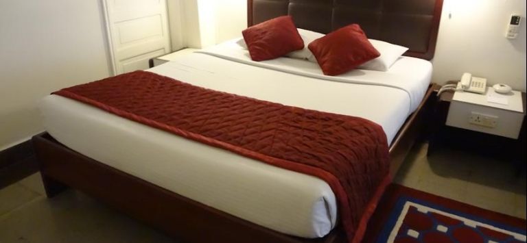 Мумбаи: West End Hotel