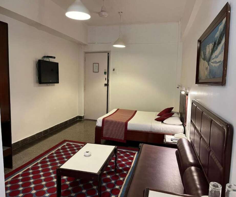 Мумбаи: West End Hotel