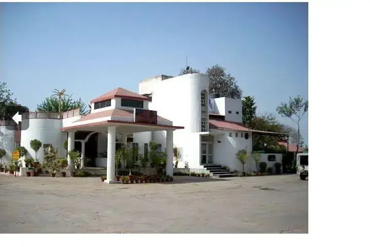 Шахджаханпур: Shakti Resort