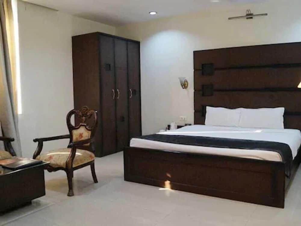 Дург: The Avalon Hotel