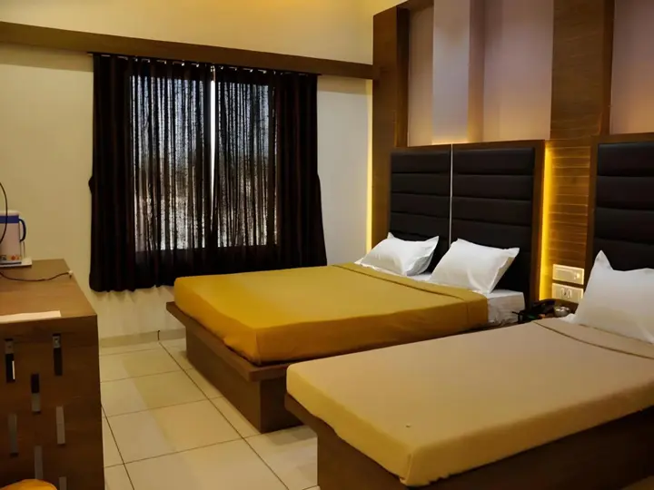 Патан: Hotel Anand