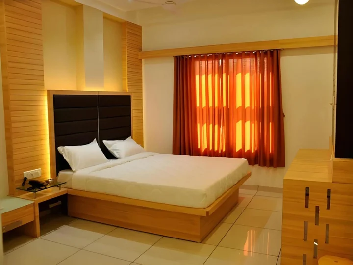 Патан: Hotel Anand