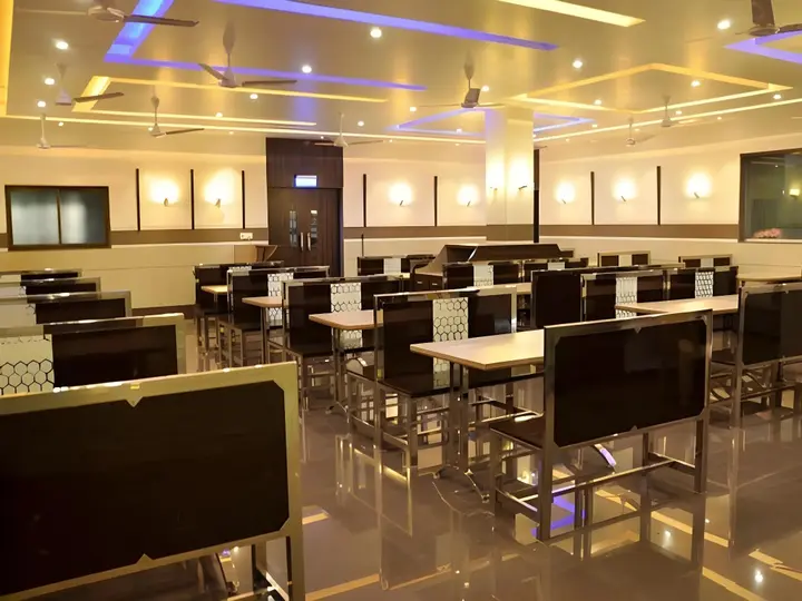 Патан: Hotel Anand