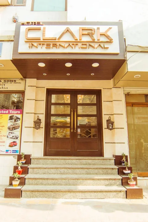 Нью-Дели: Clark International