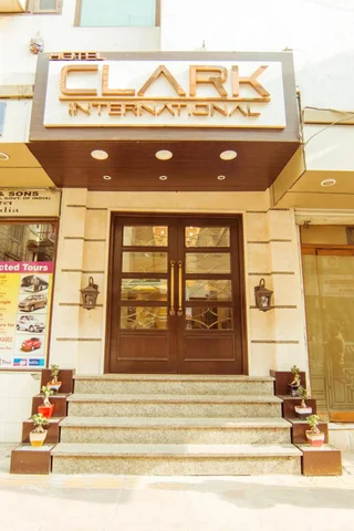 Нью-Дели: Clark International