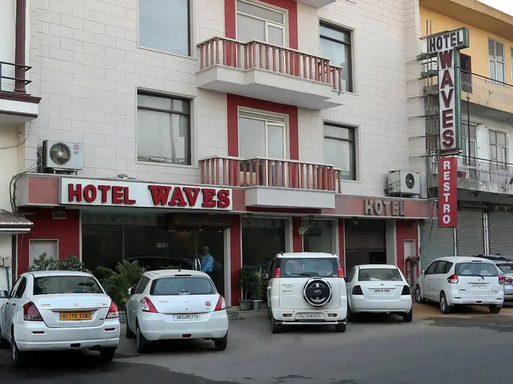 Нью-Дели: Hotel Waves