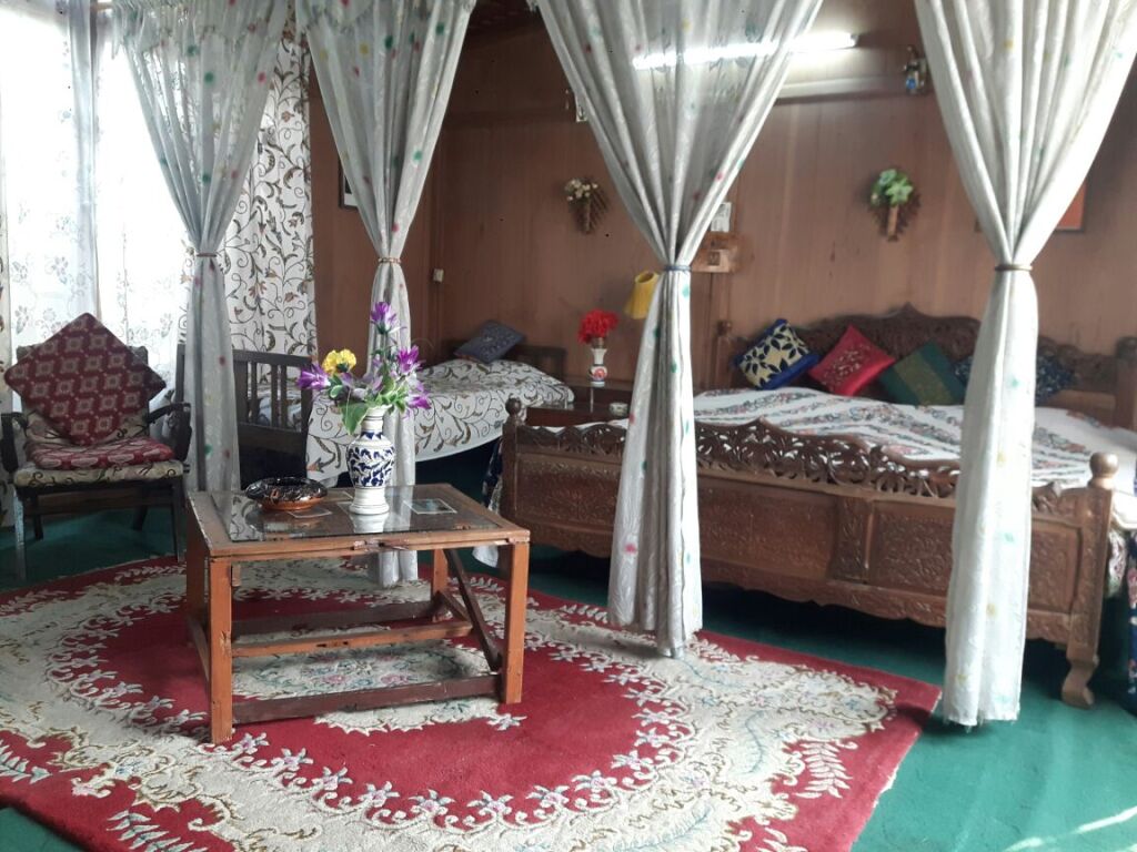 Шринагар: Отель Houseboat Donoo Palace