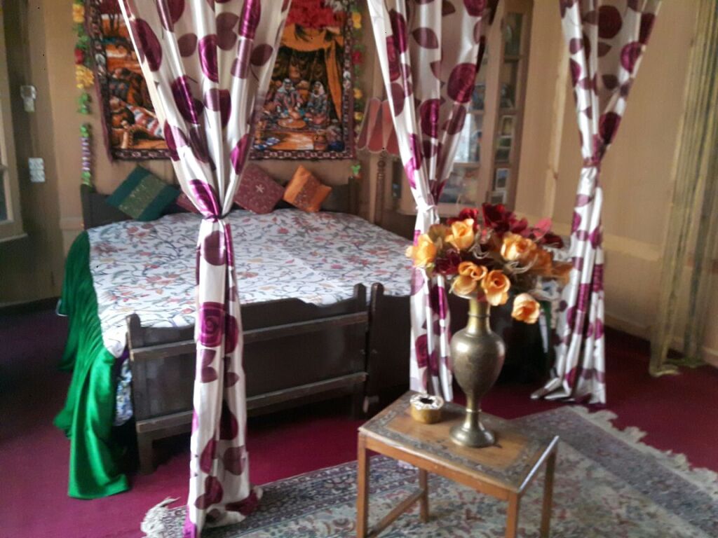 Шринагар: Отель Houseboat Donoo Palace