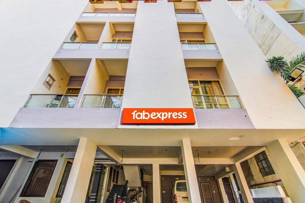 Лакхнау: FabExpress Global Inn