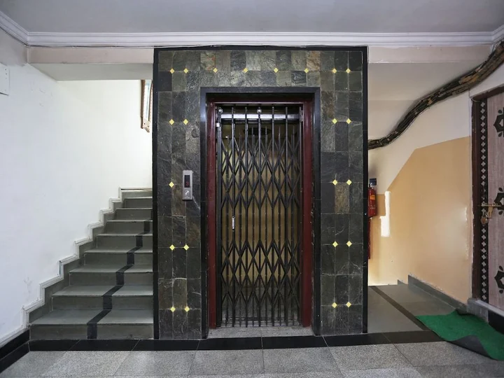 Лакхнау: OYO 3499 Tekarees Inn