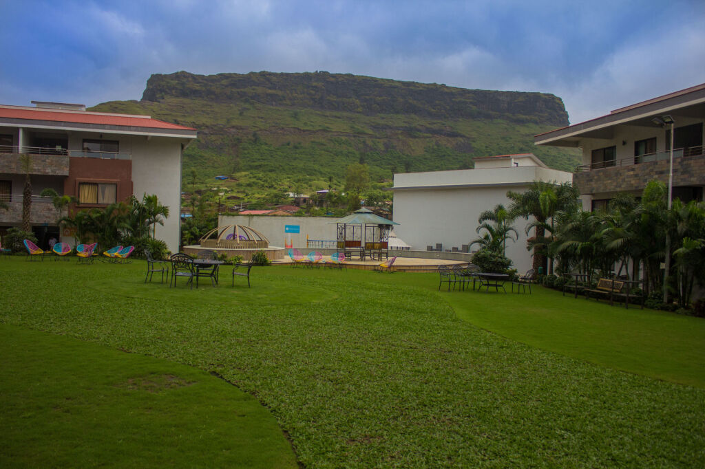 Нашик: Club Mahindra Hatgad