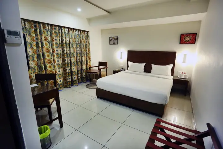 Ахмедабад: OYO Premium Vastrapur Lake