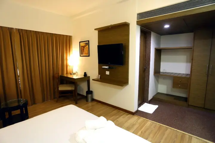 Ахмедабад: OYO Premium Vastrapur Lake