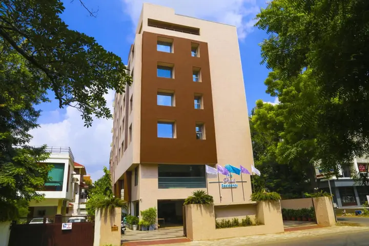 Ахмедабад: OYO Premium Vastrapur Lake