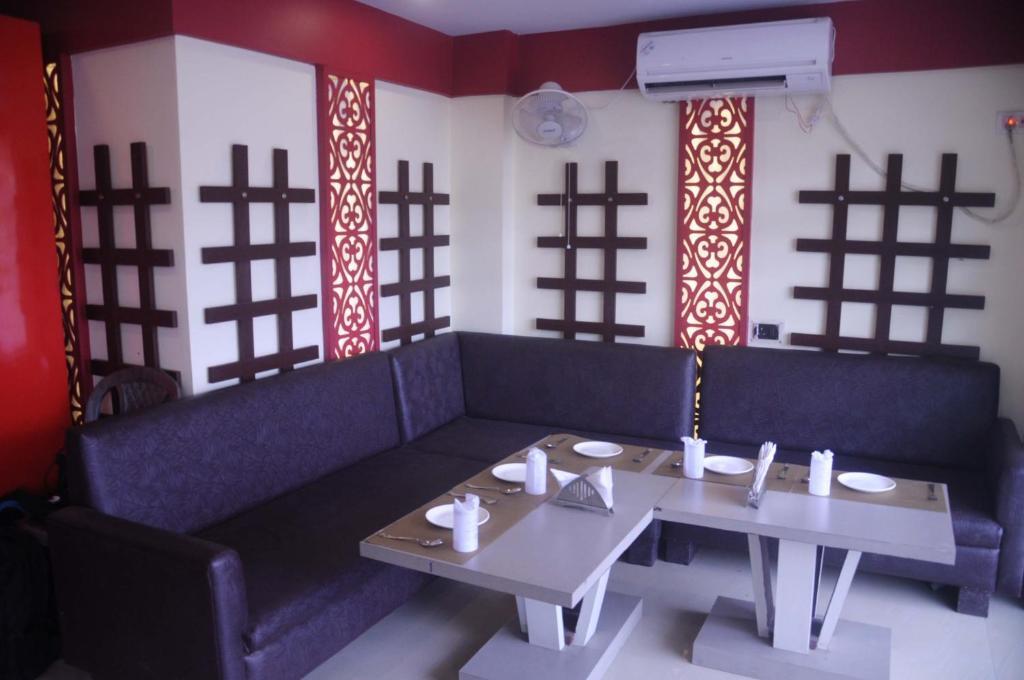 Колката: Golden Heaven Hotel & Restaurant