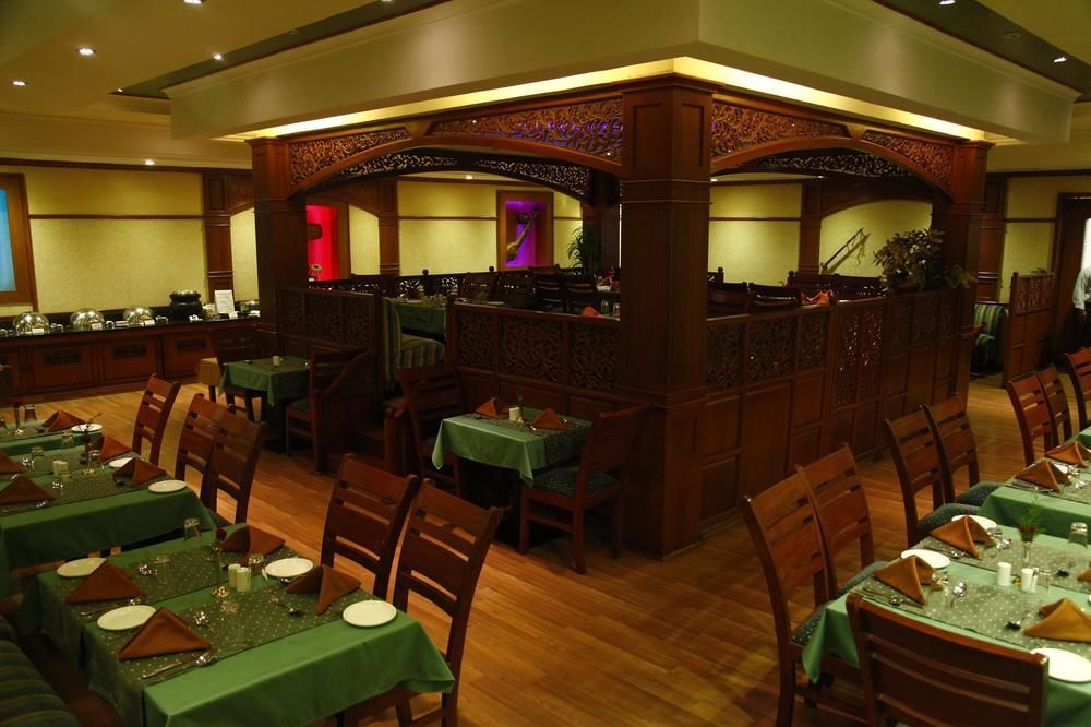 Коимбатур: OYO Premium Gandhipuram Avinashi Road