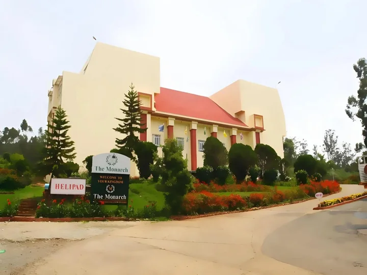 Ути: Monarch Safari Park