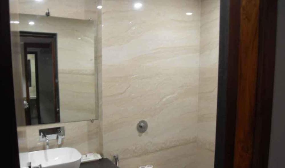 Варанаси: ADB Rooms Hotel Surabhi International,Varanasi