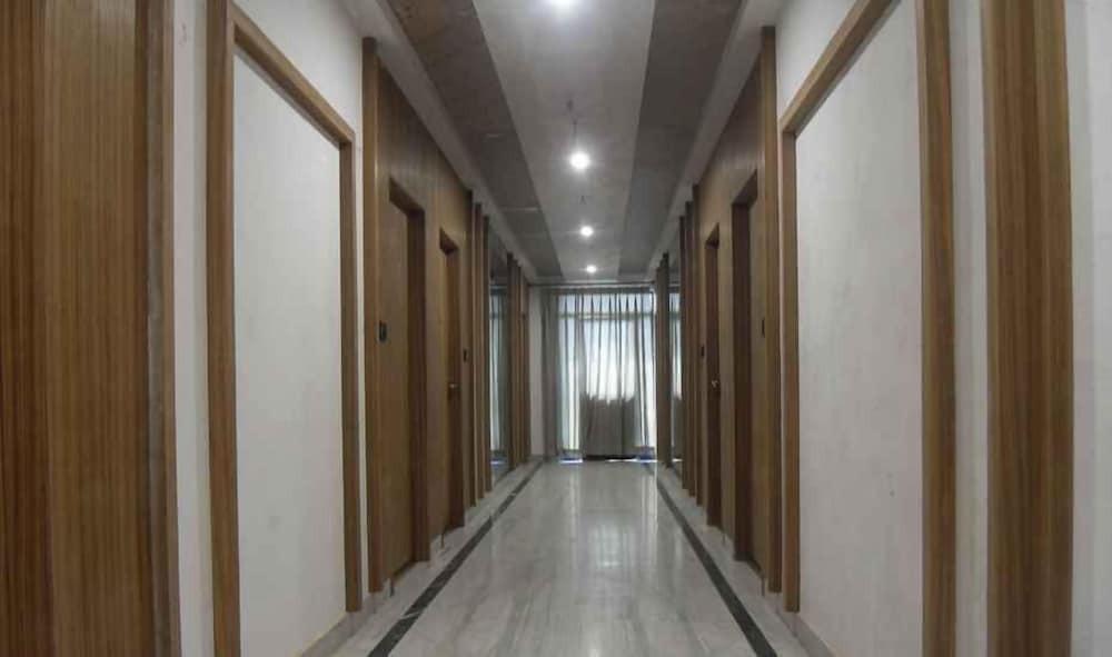 Варанаси: ADB Rooms Hotel Surabhi International,Varanasi