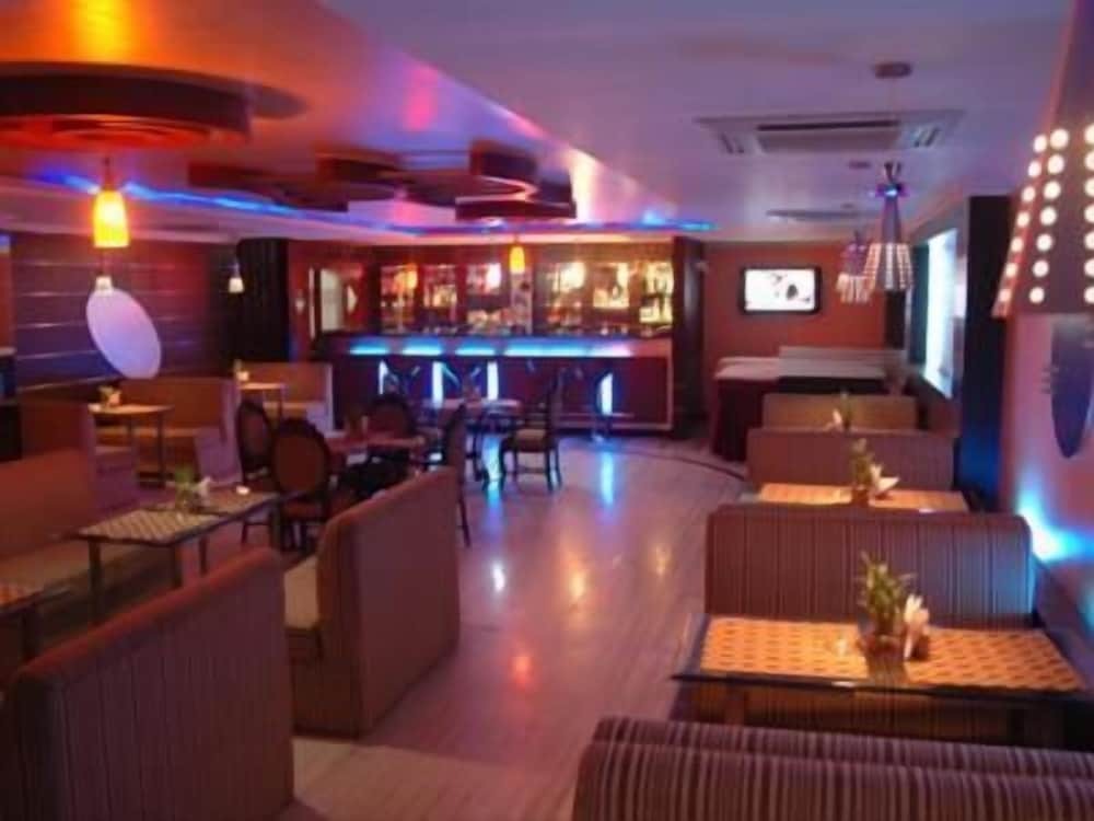 Варанаси: ADB Rooms Hotel Surabhi International,Varanasi