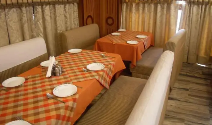 Варанаси: ADB Rooms Hotel Surabhi International,Varanasi