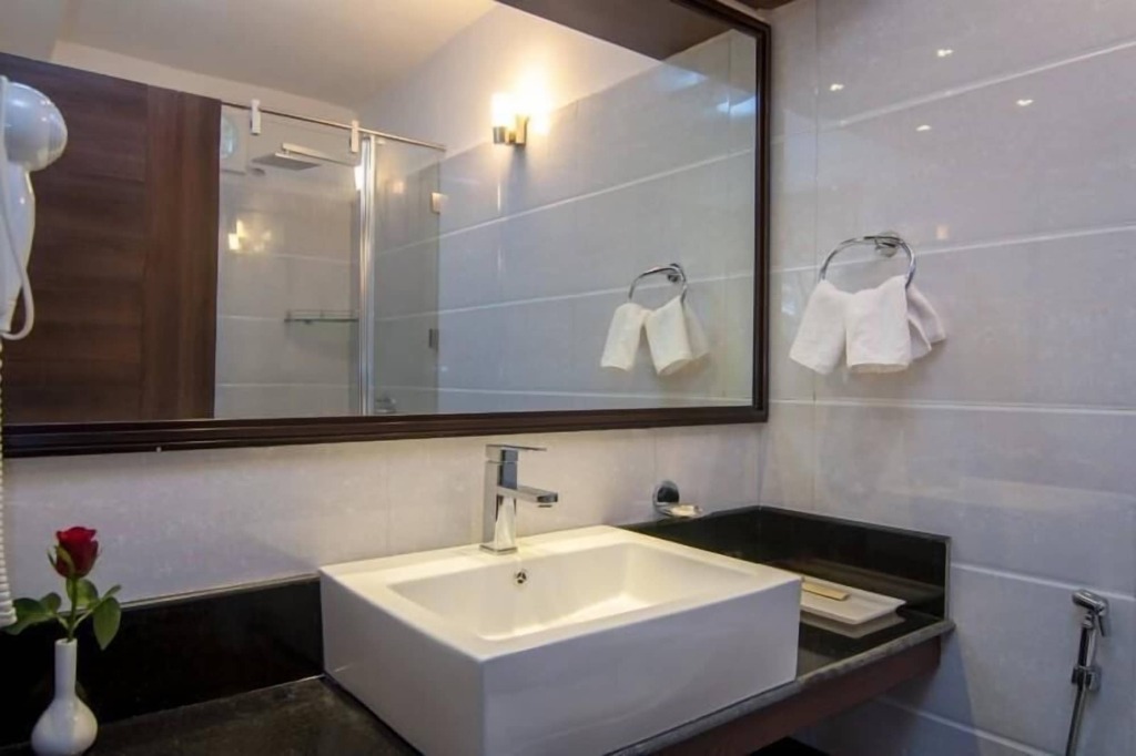 Анджуна: Hotel Meraden Opus