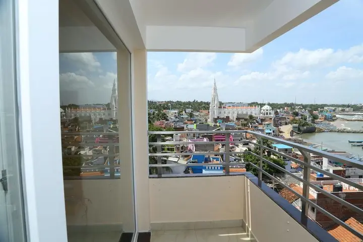 Eraniel: Hotel Maadhini
