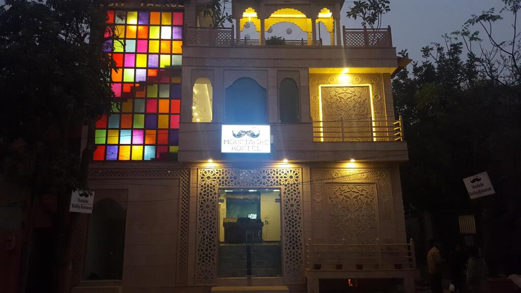 Агра: Moustache Agra