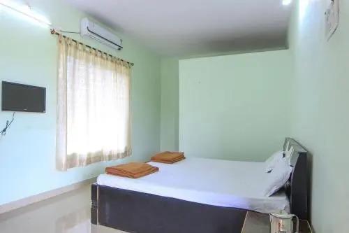 Киим: Nisarg Guest House