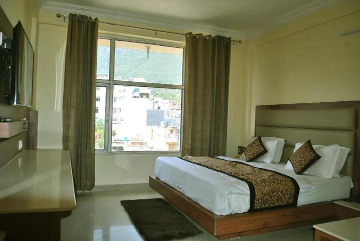 Катра: Hotel Nek